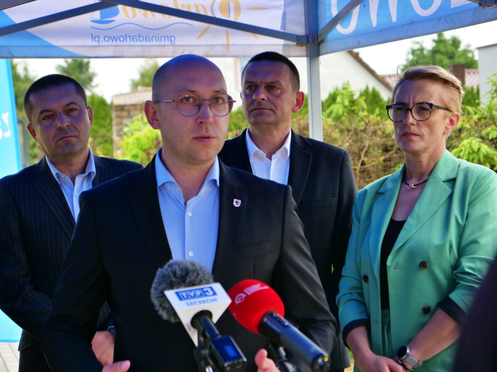 502631049_1117108307109559_6997602552160745478_n Cztery osoby udzielające wywiadu pod namiotem