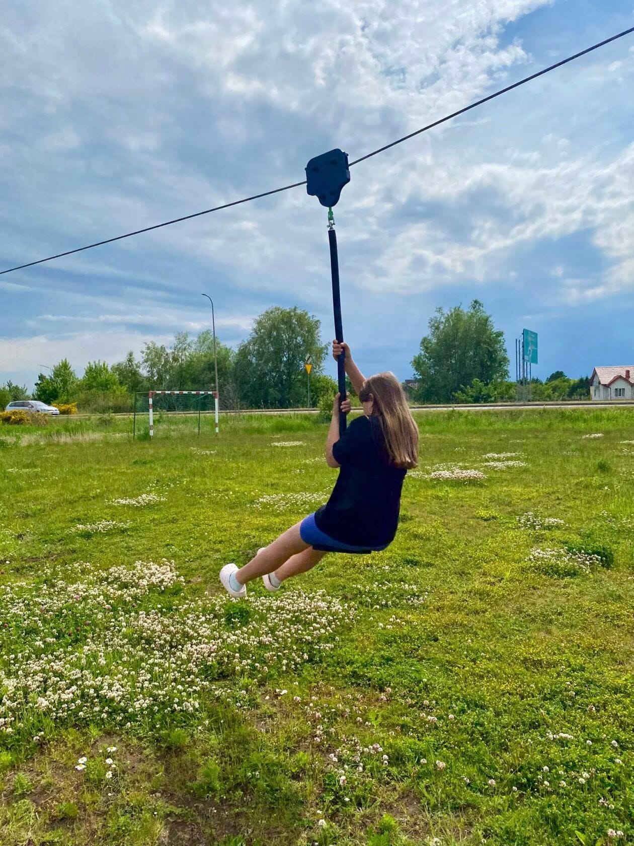 505280026_3171274686354576_3622087777470356991_n Dziewczyna buja się na linowej huśtawce na zewnątrz