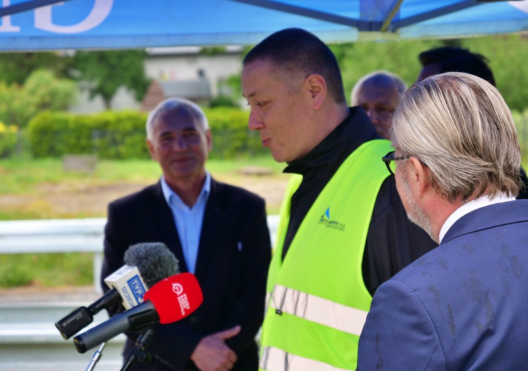 505748643_1117108690442854_8158515299527362686_n Mężczyźni na konferencji prasowej na zewnątrz