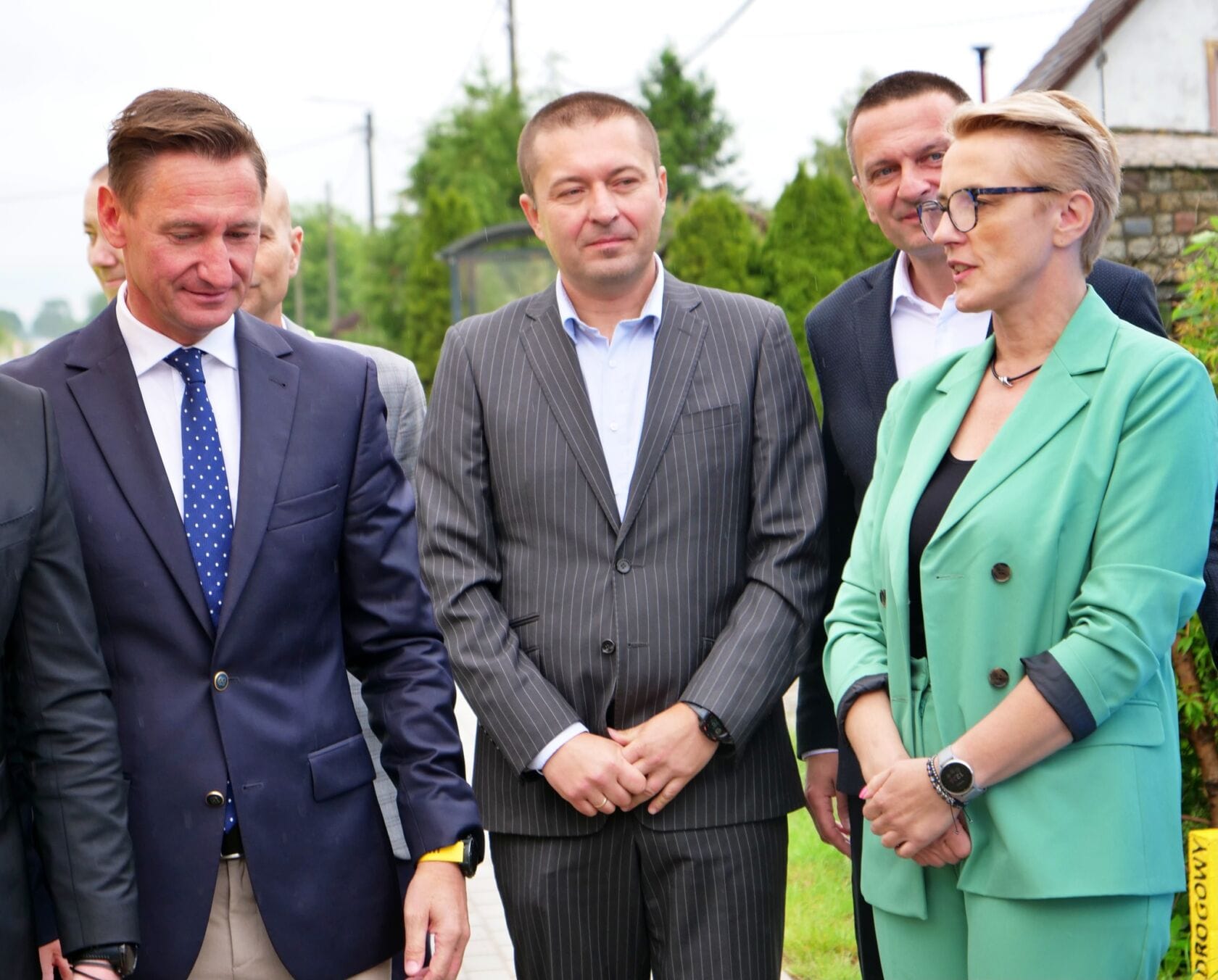 505894058_1117108727109517_7688343014293487201_n Grupa polityków w eleganckich strojach na spotkaniu