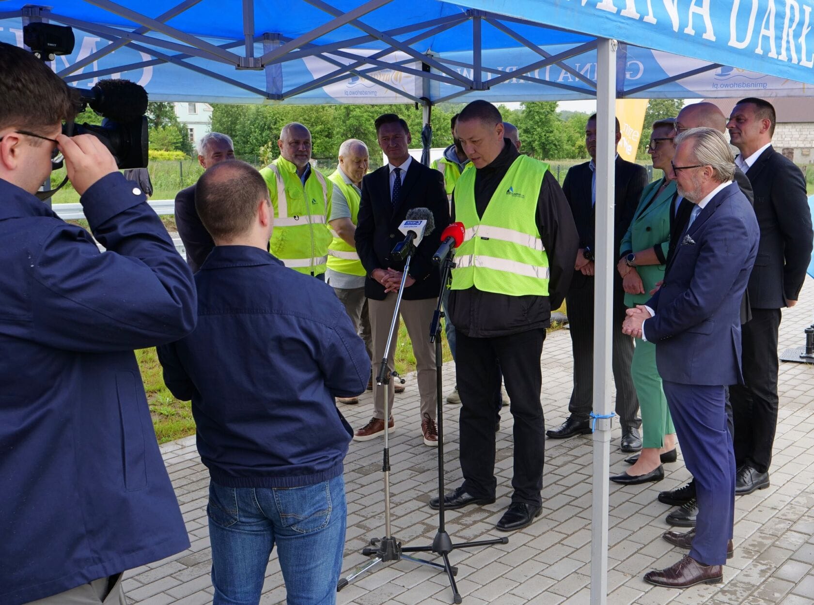 505916886_1117108530442870_6829507910151625791_n Grupa mężczyzn podczas konferencji prasowej na zewnątrz