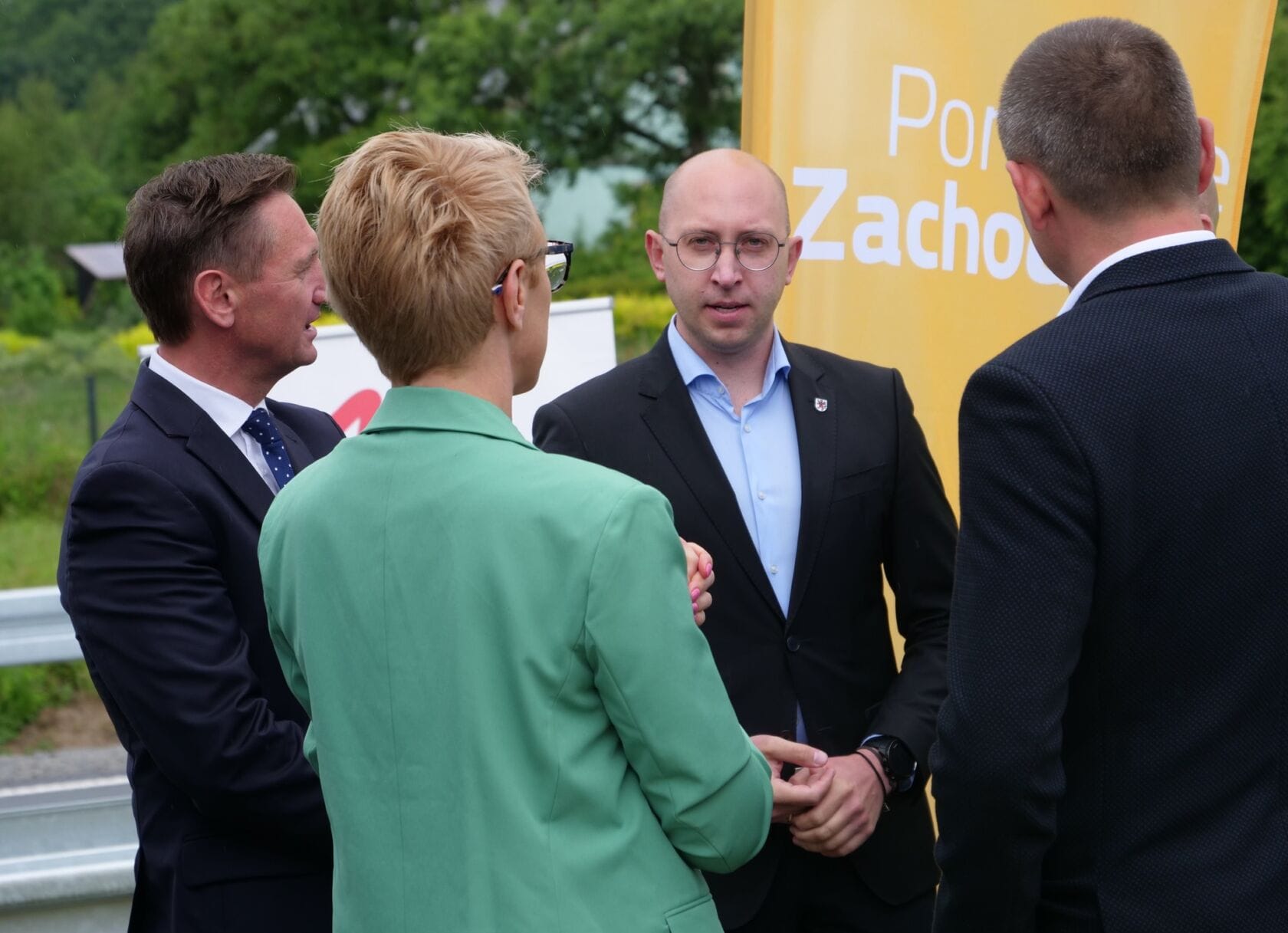 506024945_1117108177109572_5030372204872042913_n Osoby rozmawiające przy reklamie Ponty Zachodniej