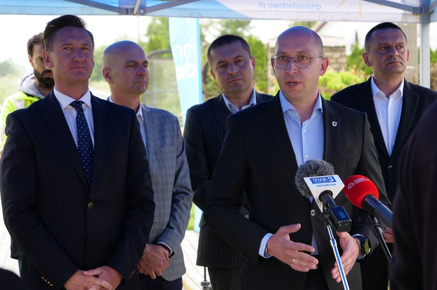 506355095_1117108500442873_6193753103719682348_n Mężczyźni w garniturach na konferencji prasowej na zewnątrz