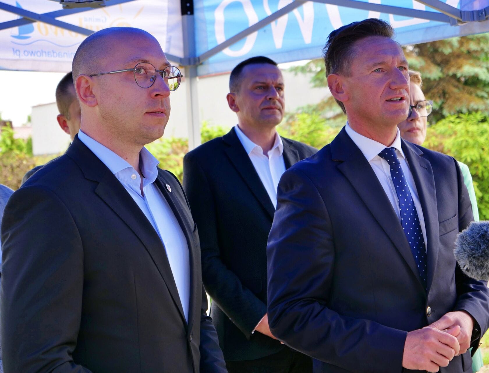 506397070_1117108097109580_1341897844796599754_n Mężczyźni w garniturach na konferencji prasowej na zewnątrz