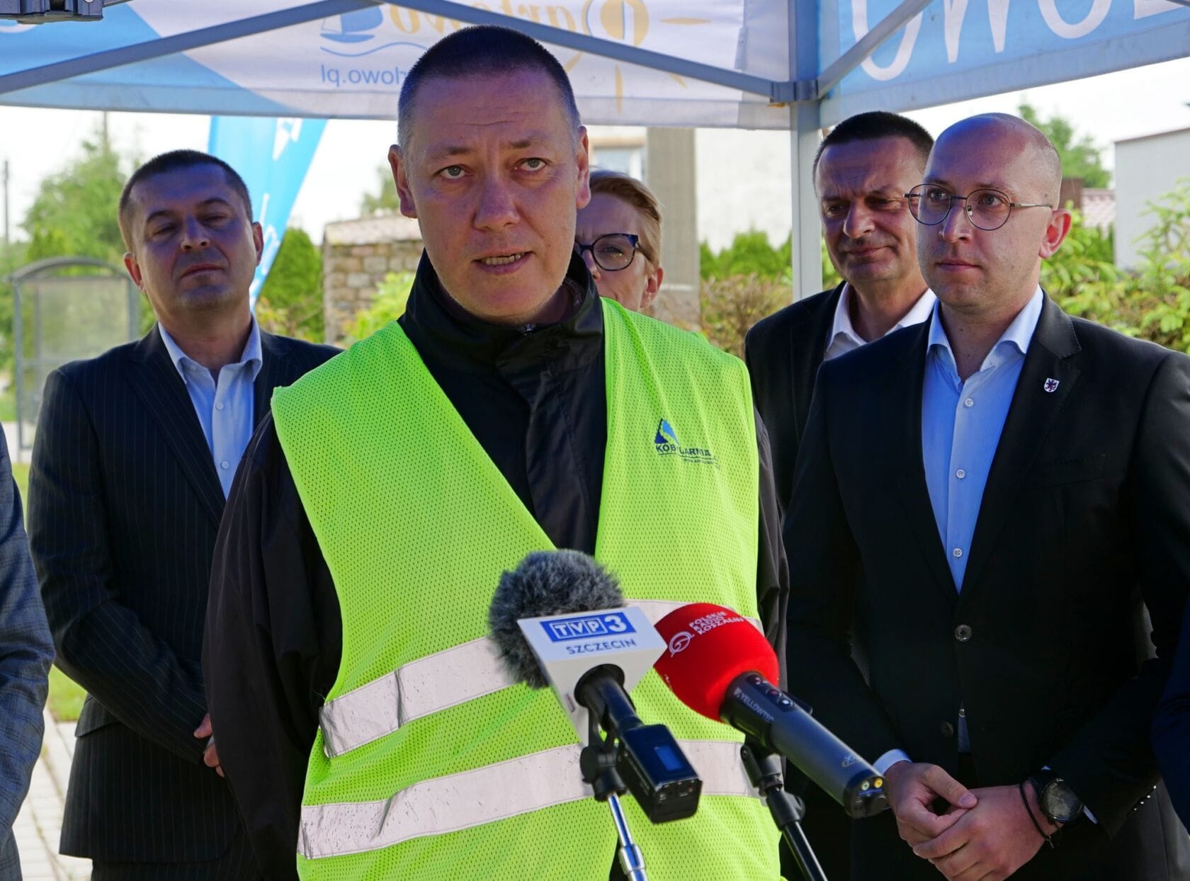 506475861_1117108470442876_1980485848147765755_n Mężczyzna w kamizelce odblaskowej udziela wywiadu