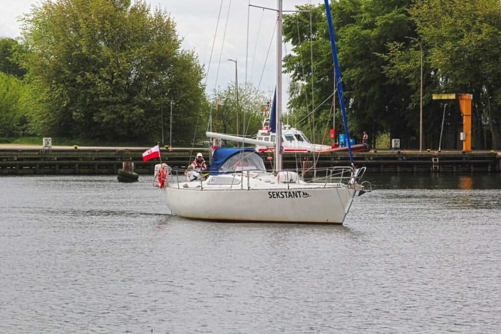 Żaglówka Sekstant na jeziorze, dwóch ludzi na pokładzie