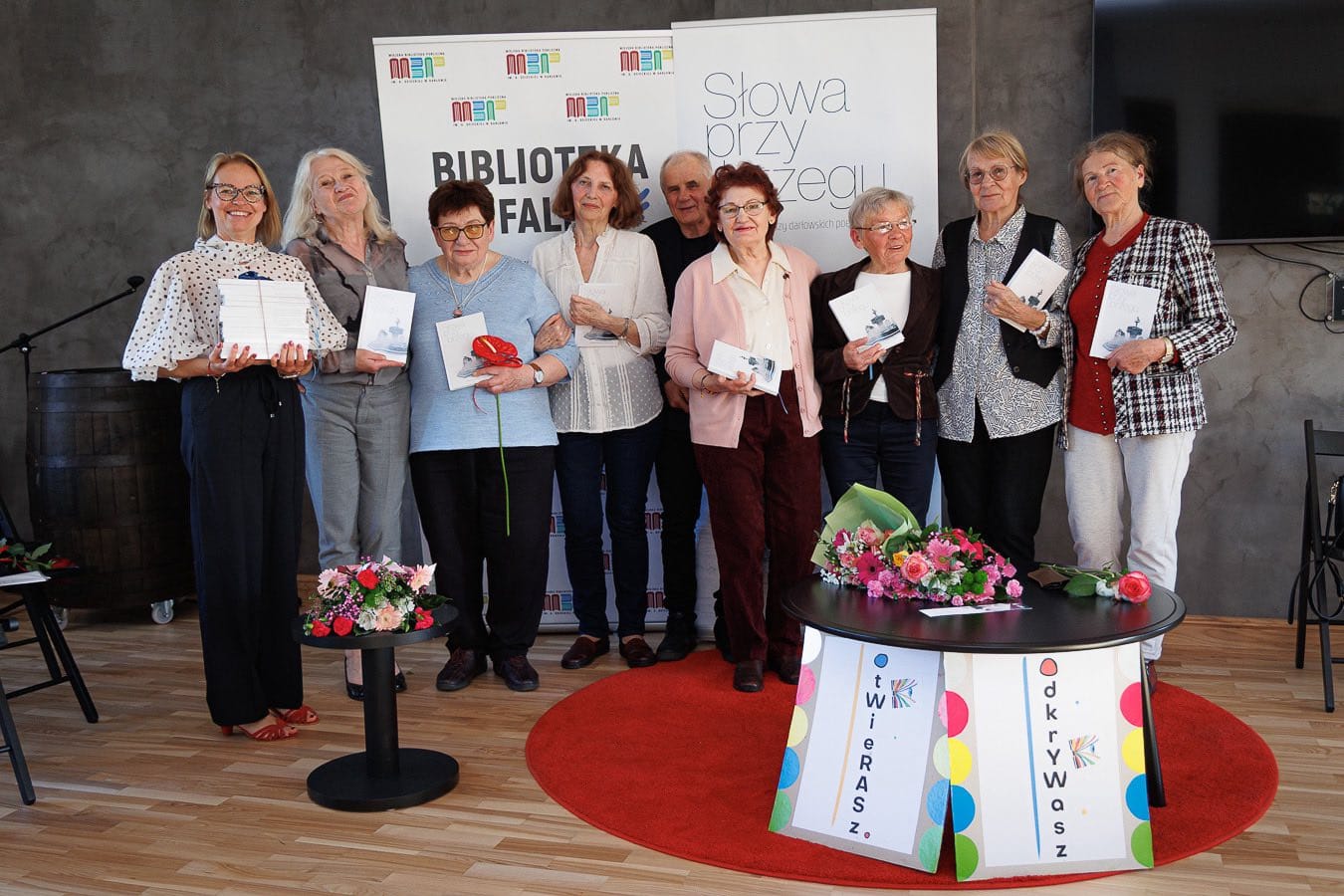 „Słowa przy brzegu”. Darłowscy poeci wydali wspólną antologię