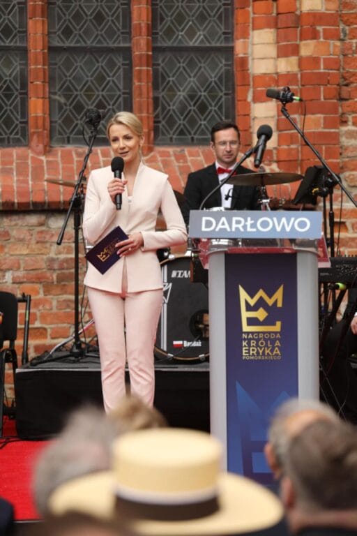 Kobieta przemawia na konferencji na zewnątrz