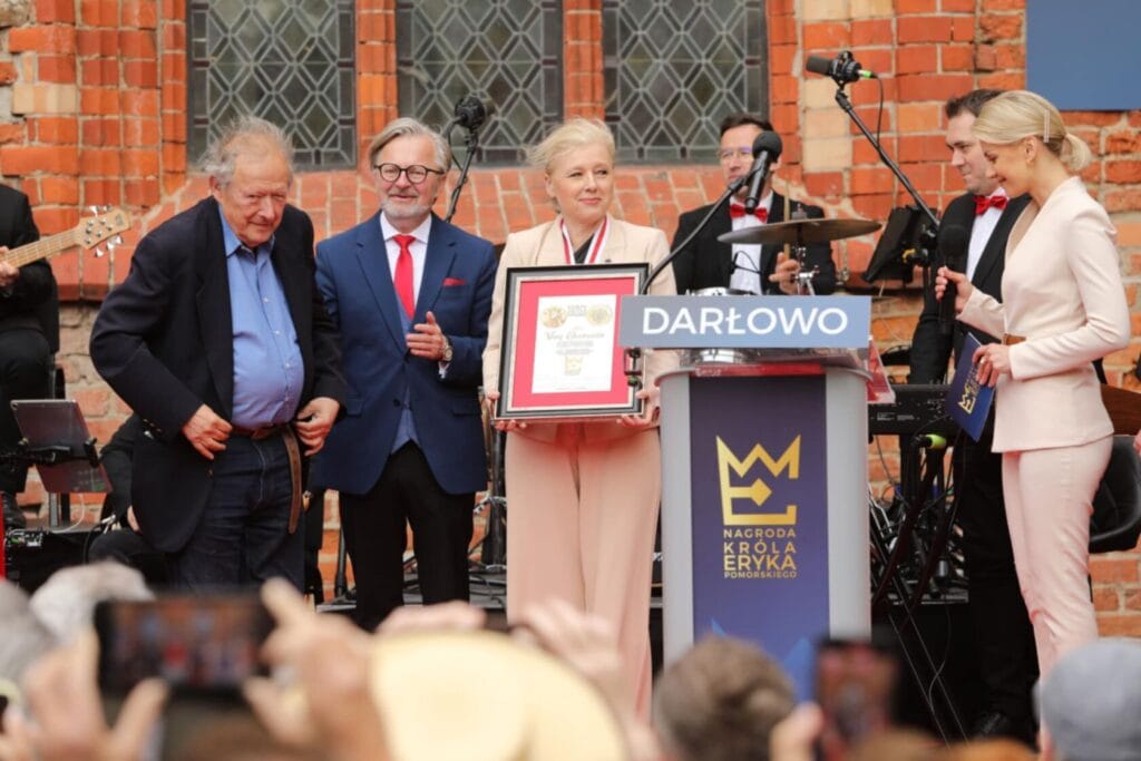 Uroczystość wręczenia nagrody w Darłowie z uczestnikami.