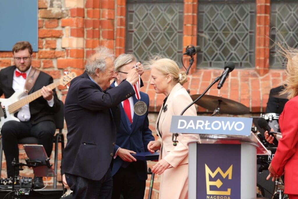 Wręczenie medalu na festiwalu w Darłowie