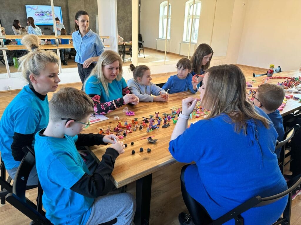 Dzieci i dorośli tworzą postacie z klocków na warsztatach