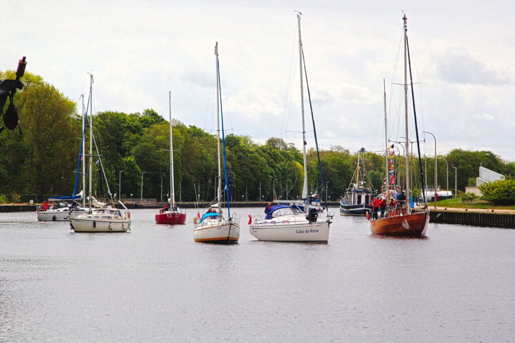 Żaglówki cumujące w malowniczej marinie