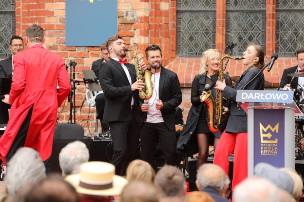 Zespół muzyczny grający na żywo przy publiczności