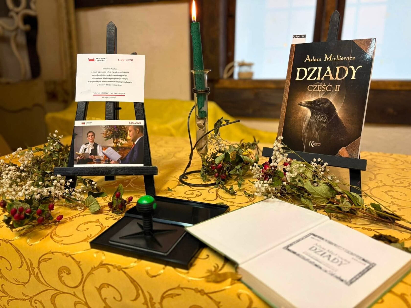 „Dziady” na zamkowym dziedzińcu. Narodowe Czytanie w Darłowie