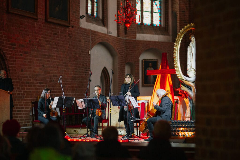 Kwartet smyczkowy wykonuje muzykę w kościele