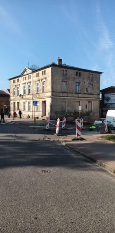 Stara kamienica i ludzie na ulicy