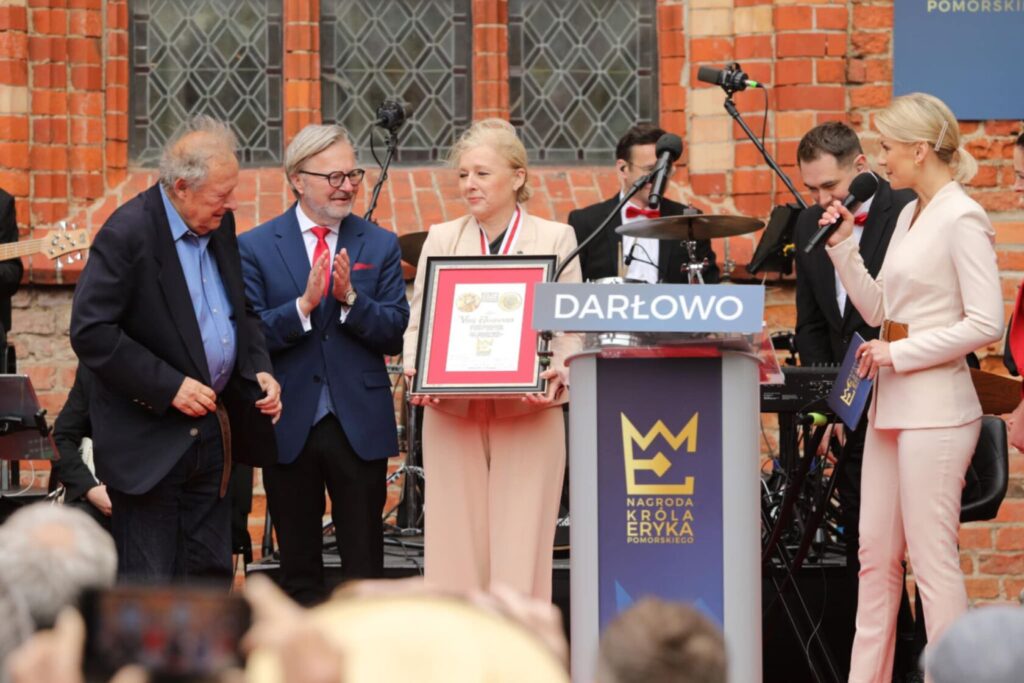 Ceremonia wręczenia nagrody na scenie z uczestnikami i publicznością