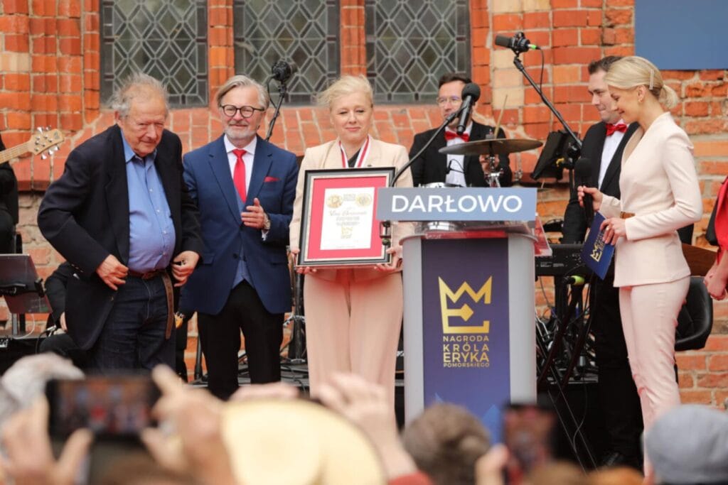 Ceremonia wręczenia nagrody na zewnętrznym podium