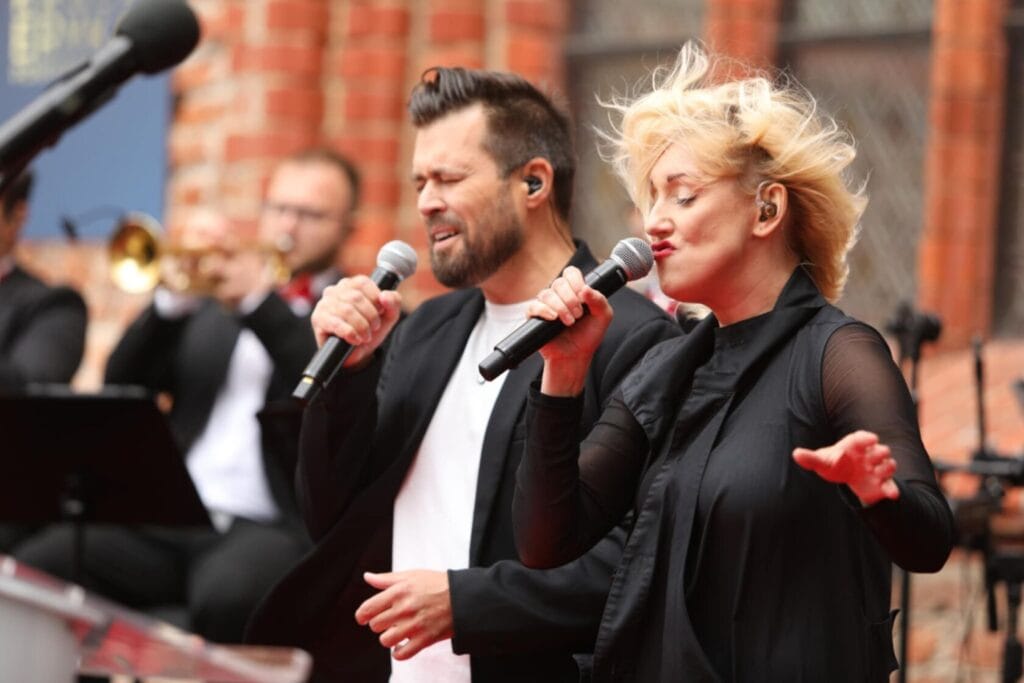 Duet śpiewaków podczas koncertu na żywo