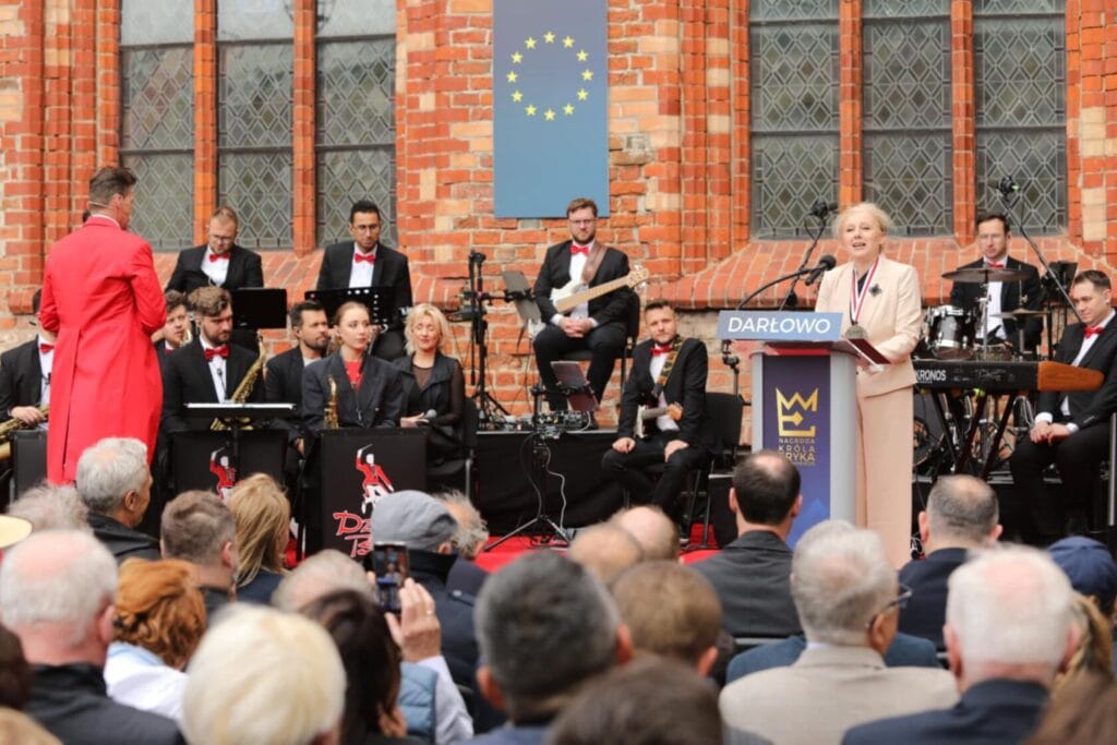 Oficjalna ceremonia z przemówieniem i muzykami na zewnątrz