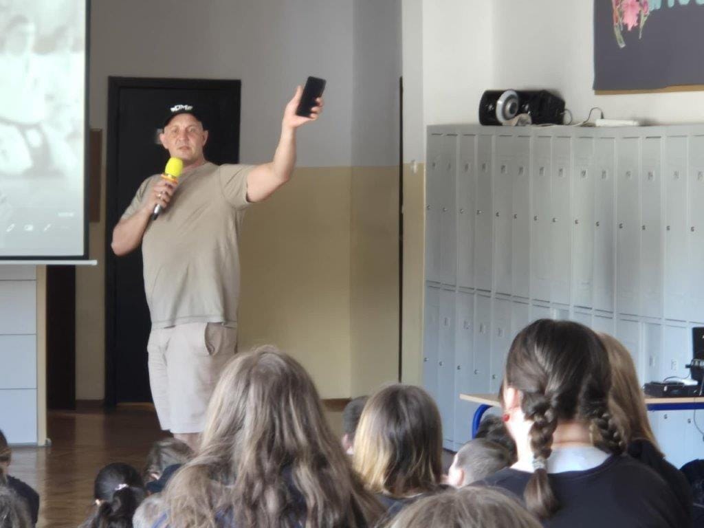 Mężczyzna robi selfie podczas szkolnej prezentacji
