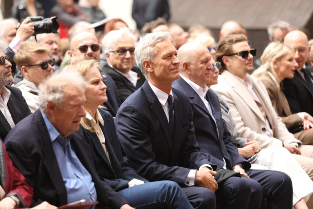 Grupa ludzi na oficjalnym wydarzeniu na świeżym powietrzu