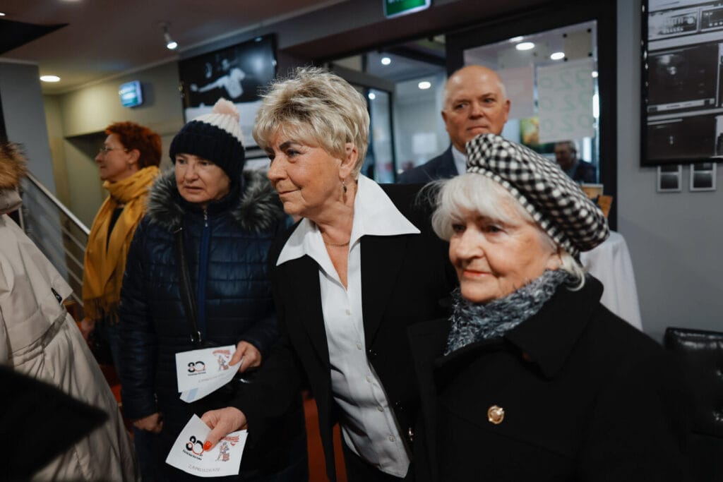 Starsze osoby stojące w kolejce do kina