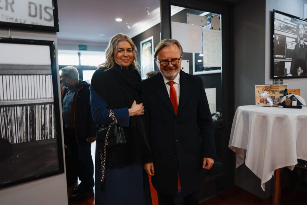 Para śmiejąca się na wystawie