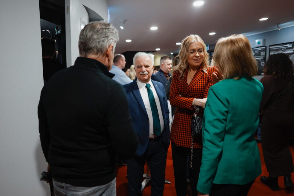 Grupa osób rozmawia na wydarzeniu biznesowym