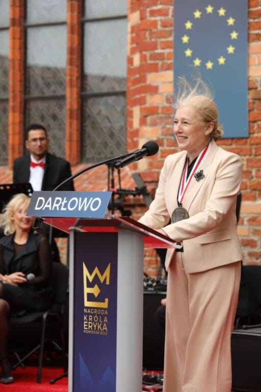 Kobieta przemawia podczas ceremonii z nagrodą