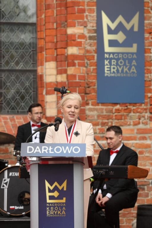 Kobieta przemawia na ceremonii nagrody w Darłowie