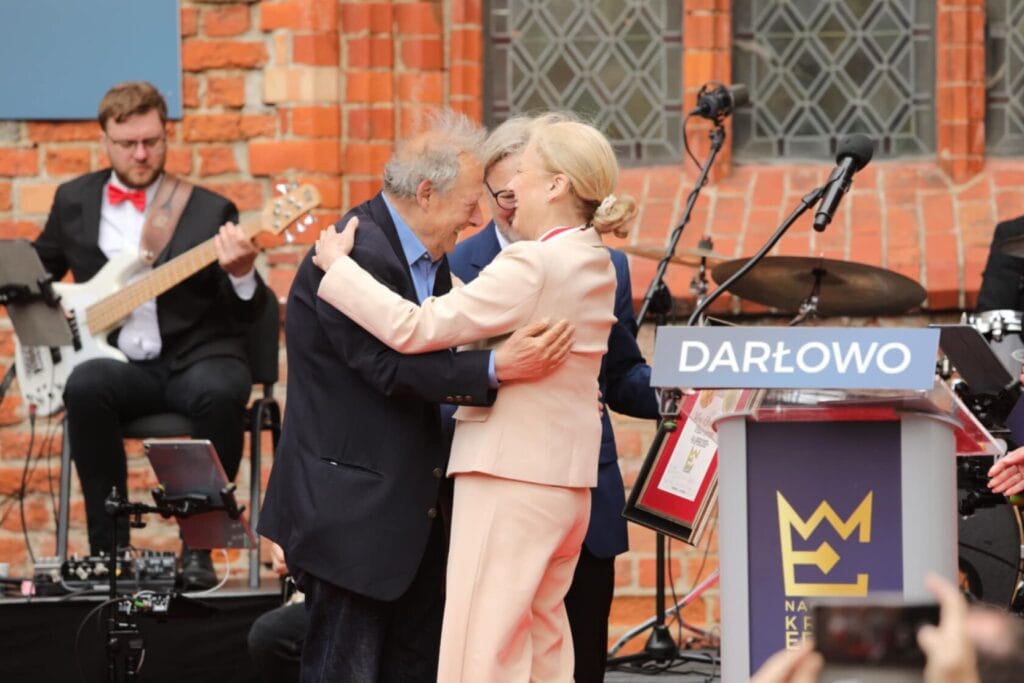 Starsza para przytula się na publicznym wydarzeniu w Darłowie