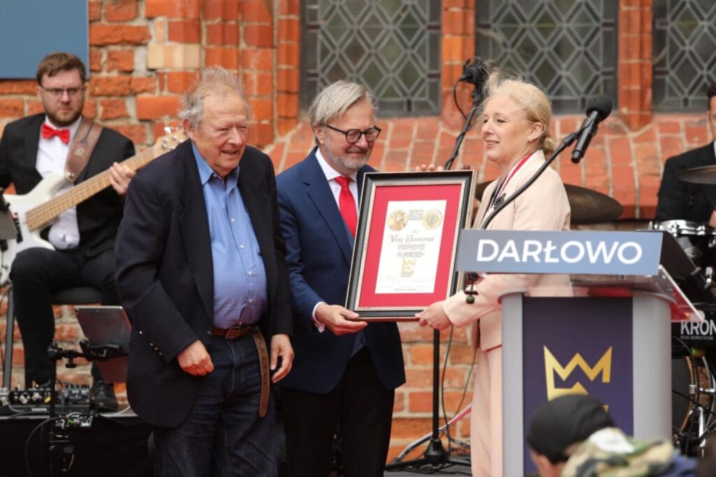 Ceremonia wręczenia nagrody w Darłowie, trzy osoby na scenie