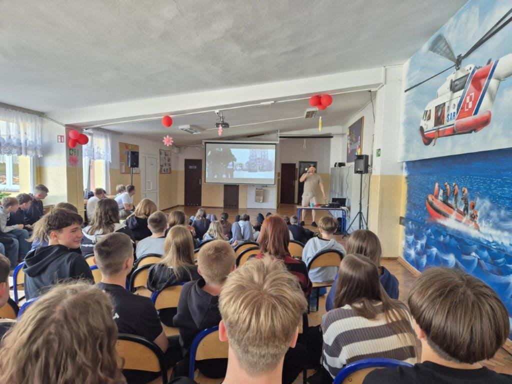 Uczniowie oglądają prezentację w szkolnej auli