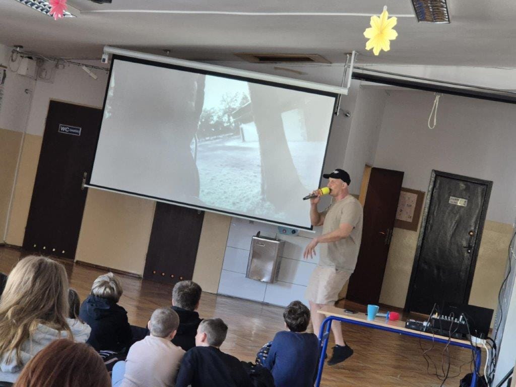 Mężczyzna prezentuje film w sali szkoleniowej