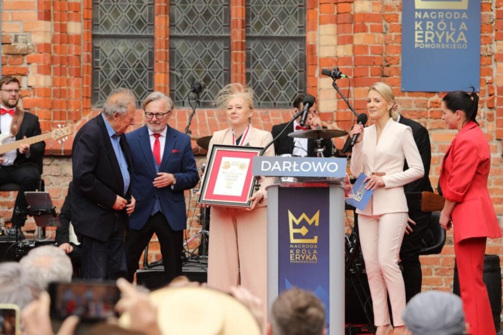 Ceremonia wręczenia nagrody z uczestnikami na scenie