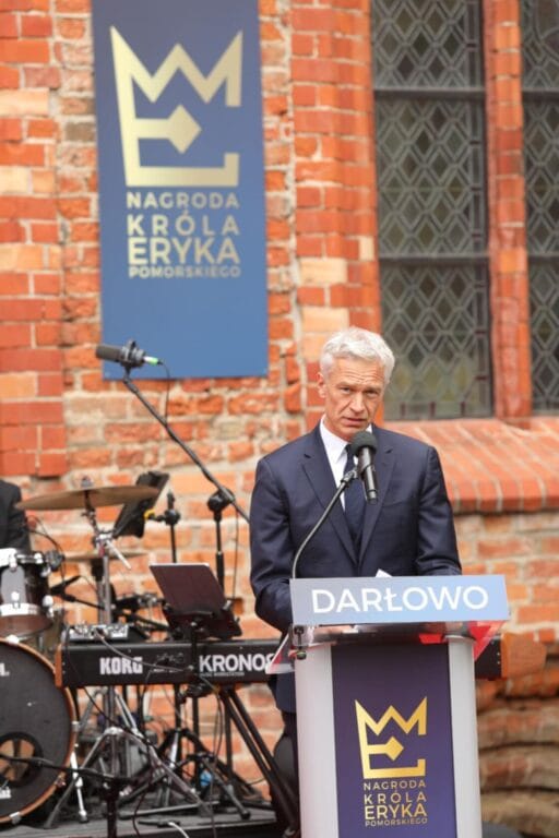 Mężczyzna przemawiający na podium w Darłowie