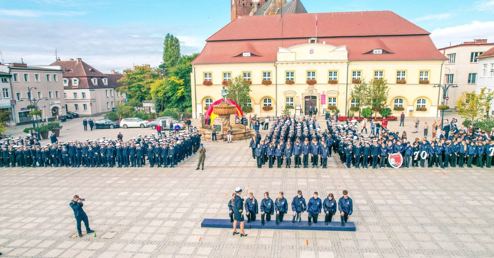 205 pierwszoklasistów na darłowskim rynku. Ślubowanie ZSM w roku jubileuszu liceum