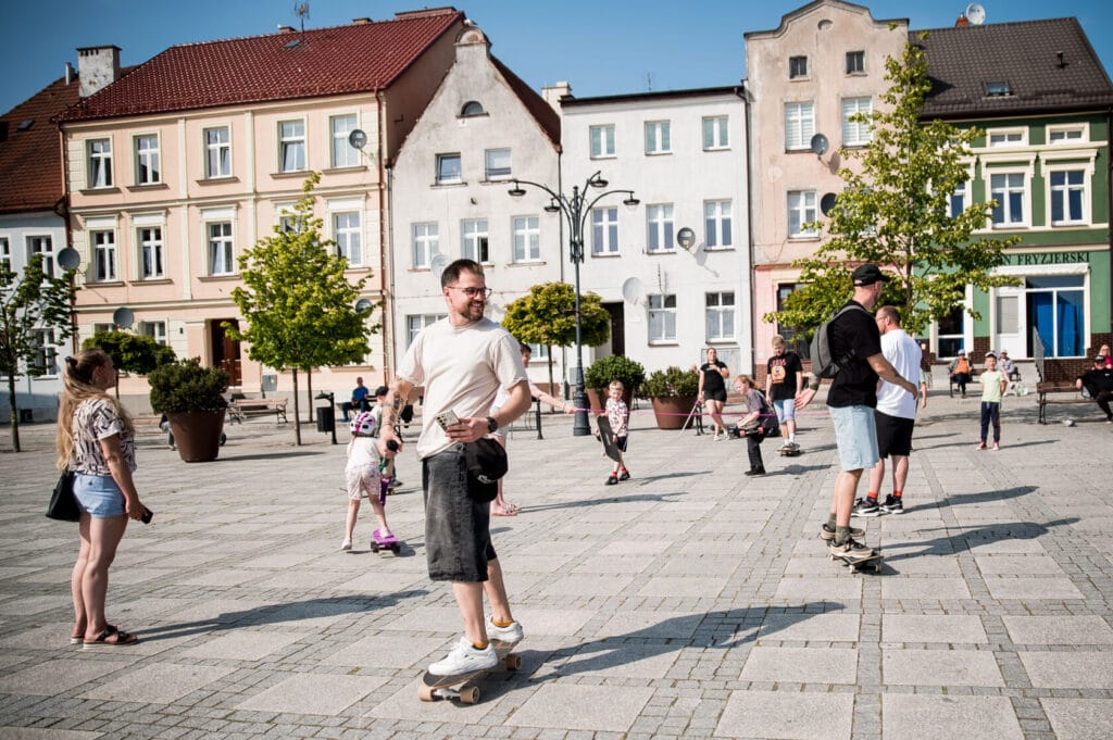 Ludzie spacerują na miejskim rynku w słoneczny dzień