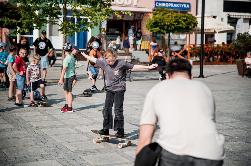 Dziecko jeżdżące na deskorolce w miejskim otoczeniu