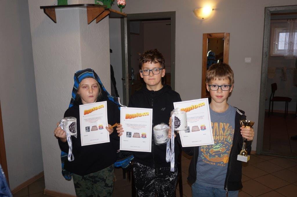 Dzieci z nagrodami i dyplomami w rękach