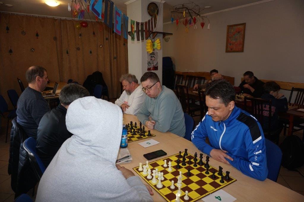 Ludzie grający w szachy w klubie