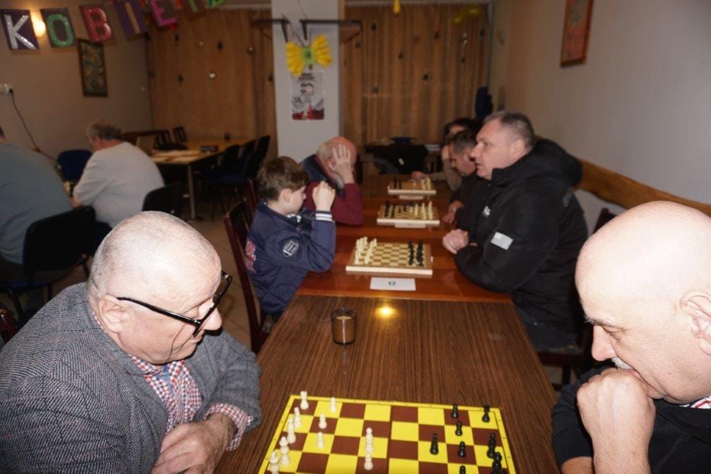 Ludzie grają w szachy w społecznościowym klubie