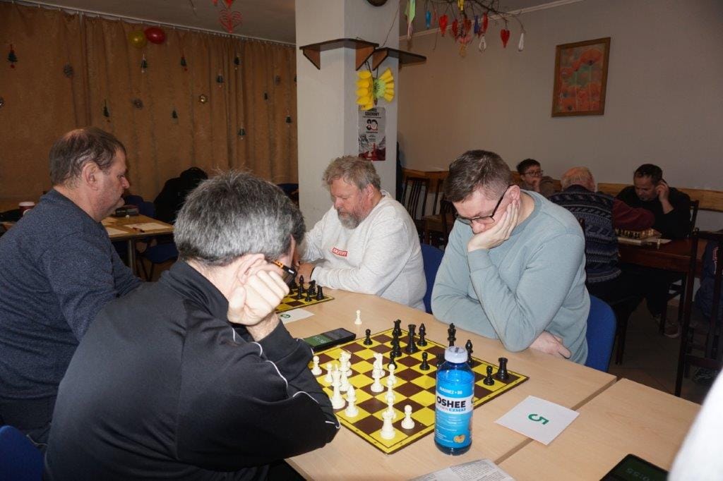 Mężczyźni grają w szachy w klubie