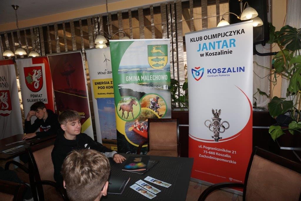 Wnętrze restauracji z banerami promocyjnymi różnych organizacji
