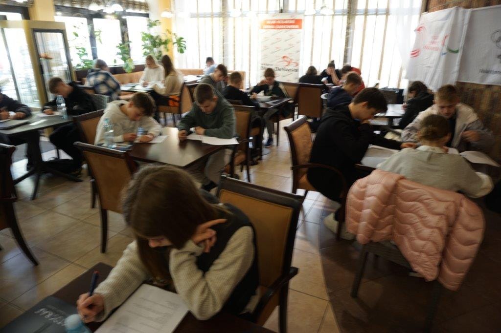 Młodzi ludzie uczą się w kawiarni