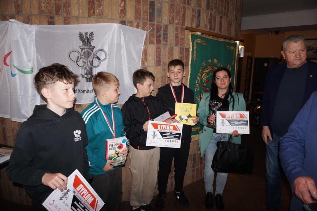 Młodzi sportowcy z dyplomami na ceremonii wręczenia nagród