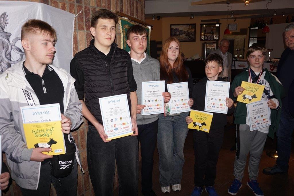 Młodzi ludzie z dyplomami na uroczystości wręczenia