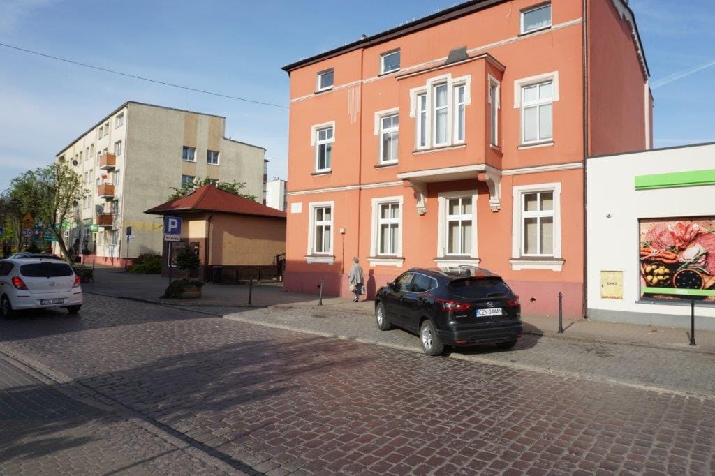 Kolorowe budynki i samochody na brukowanej ulicy