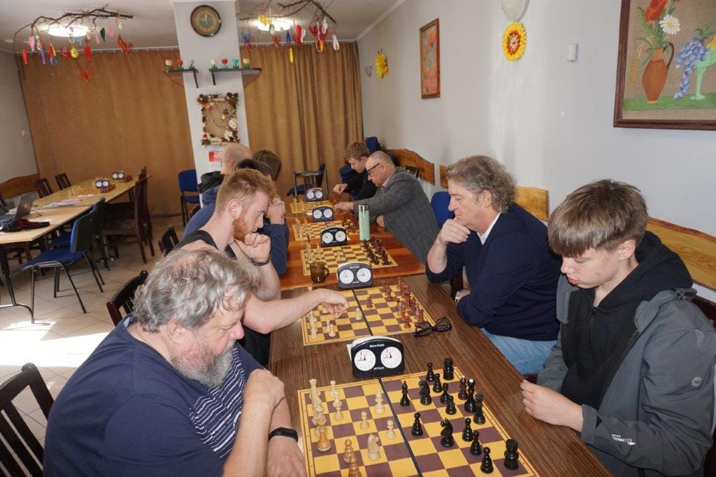 Ludzie grają w szachy w klubie